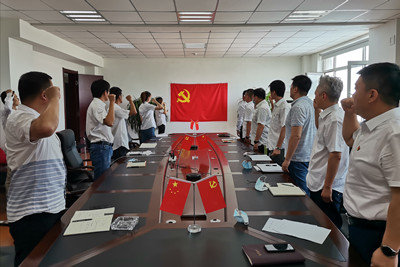 图为党员们重温入党誓词_副本.jpg