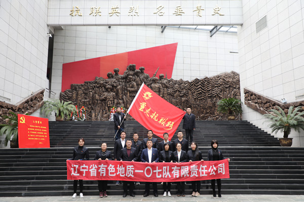 9在抗联英烈雕塑前合影_副本.jpg